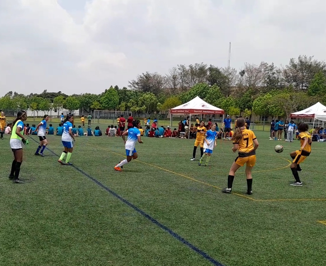 One win and one loss for @Stonehill_SIS in our latest round of middle school BAASC football games this week. Lots for our coaches to talk with players about in the post-match team talks. #SISlearns