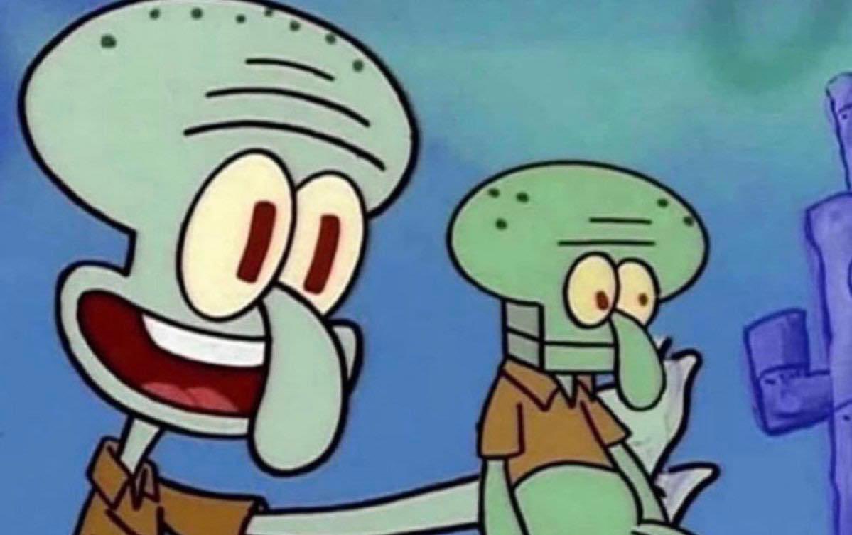 yo sosteniendo a mi mascota frente al espejo diciendo "mira, eres tú"