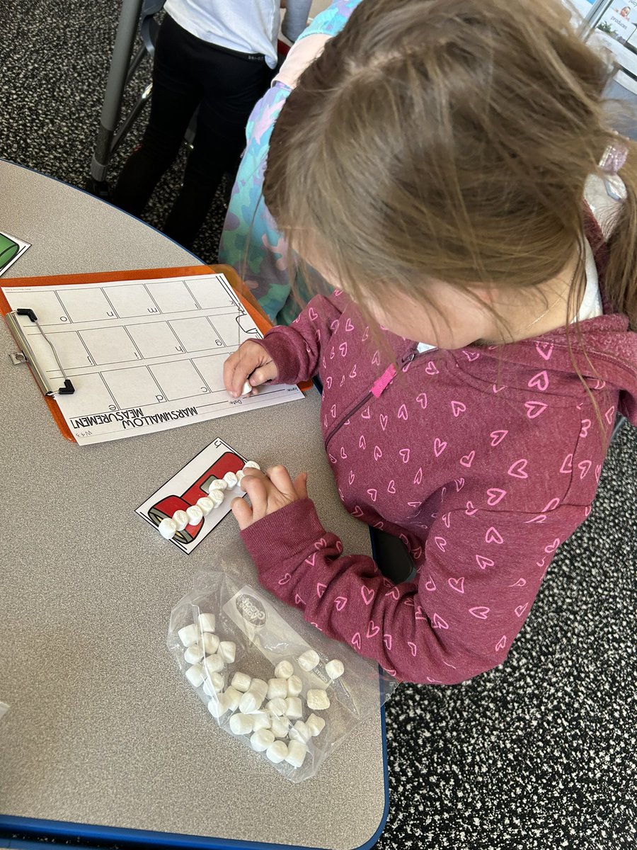 MySunshine_Amy's tweet image. Non-standard measurement is so much sweeter with edible units. #lcisd #lcisdmath #firstgrade