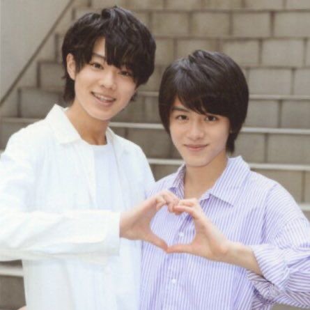 mogumoguissei's tweet photo. かなりゅでハート作る時、いつだってかなさしさんが自分の体の近くでハートするもんだから必然的にりゅ〜がと距離が近くなるの、モテテク過ぎる勉強になります https://t.co/PYdvbxwDfX