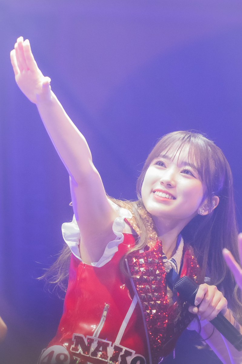 TMI of Nako
1) Nako uses Refa's hairdryer.
2) Sae said Nako is a hurried person. She walks fast and talks fast.
Nako: dont you think FUK people walk really slow? Tokyo people walk fast and my mum walk fast too.
#야부키나코 #矢吹奈子 #YabukiNako #아이즈원 #IZONE #HKT48 #レコメン
