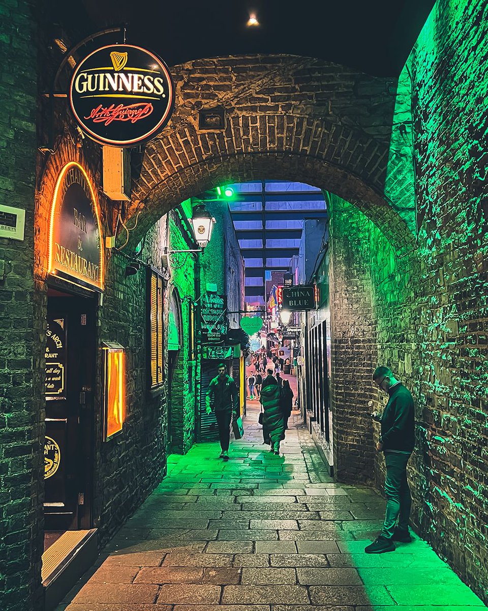 He walked towards the sun. I go to a life without you.
#ireland #dublin #pub #publife #lovindublin #LoveIreland #travel #nightlife #trip #exploreworld #photography #photo #travelphotography #templebar #guinness #jameson #IrishCulture #IrishArts #TheatresOfInstagram #Discover