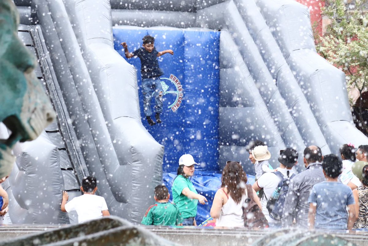 municipio_leon's tweet photo. Hoy acompañamos a la Presidenta Municipal @AleGutierrez_mx en el recorrido por las diferentes actividades que #VIVELEÓN
En el #CentroHistórico te espera con la #CanchaInflable, #VideoMapping, y muchas actividades más que puedes consultar en 👉 https://t.co/zg5rTis7pK https://t.co/C91j6HeXEs