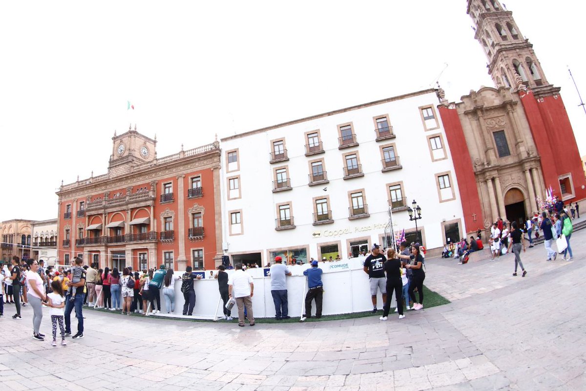municipio_leon's tweet photo. Hoy acompañamos a la Presidenta Municipal @AleGutierrez_mx en el recorrido por las diferentes actividades que #VIVELEÓN
En el #CentroHistórico te espera con la #CanchaInflable, #VideoMapping, y muchas actividades más que puedes consultar en 👉 https://t.co/zg5rTis7pK https://t.co/C91j6HeXEs