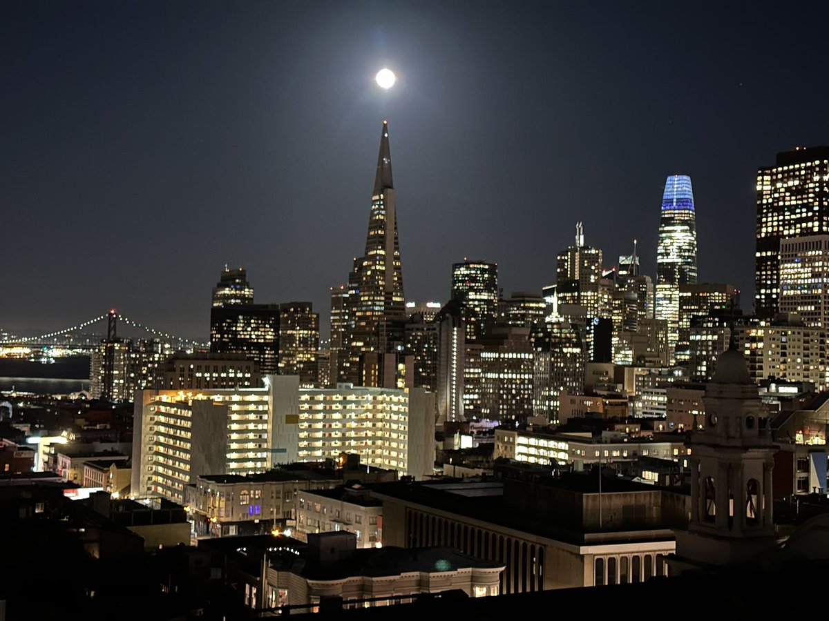 Ziad_Reslan's tweet photo. Say what you will, but Transamerica will *always* be my favorite #SanFrancisco building.  (Even Salesforce is not that bad from this angle.) https://t.co/WzpURY0sla
