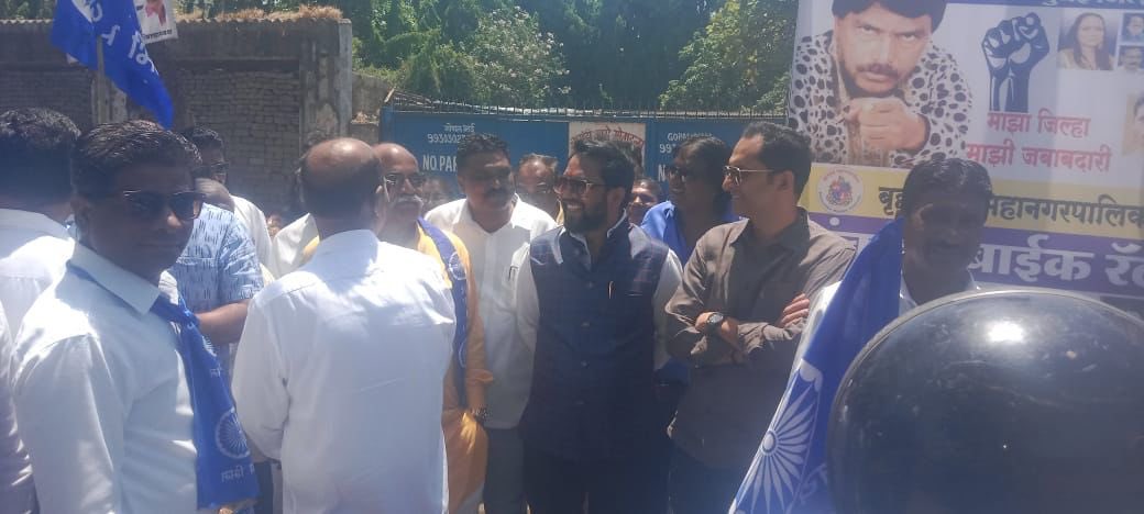 RishiCMali's tweet photo. येत्या मुंबई महानगर पालिका निवडणूकीच्या पार्श्वभूमीवर माननीय @RamdasAthawale यांच्या नेतृत्वाखाली बाइक रैली काढून RPL च्या कार्यकर्त्यांनी शक्ती प्रदर्शन केले, त्यावेळी बोरीवली चे खासदार @iGopalShetty ह्यांनी भेट देऊन कार्यक्रमाची शोभा वाढवली. https://t.co/OyHtRt4mYY