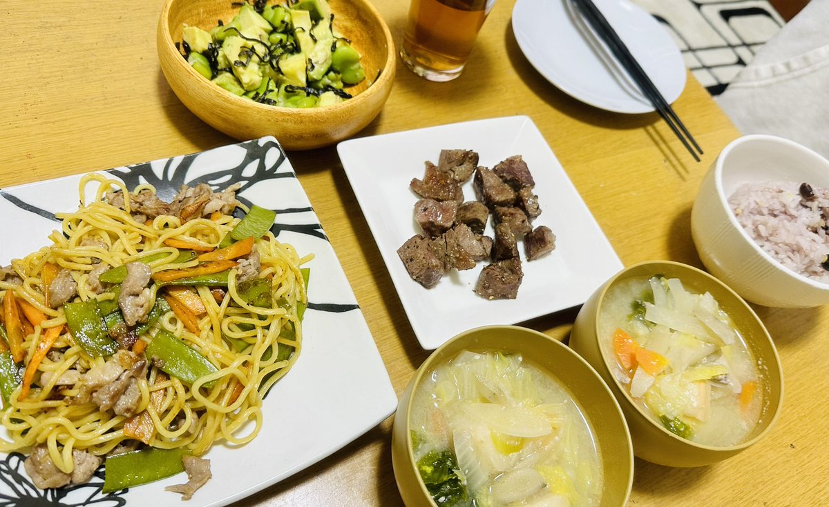 Art__Pi's tweet photo. 先日の #残り物ご飯
 #いちめし
 #塩焼きそば
 #そら豆とアボガドの塩昆布和え
 #半端野菜の豚汁
 #ミスジサイコロステーキ
 #おうちごはん

塩焼きそばは1玉だけ残ってたものの処理。そこへ残り物の絹さや投入！
アボガドは元気がなくなりそうだったもの。
ミスジも一切れだけ冷凍庫に眠ってた忘れ物 https://t.co/YeErkPqxR5