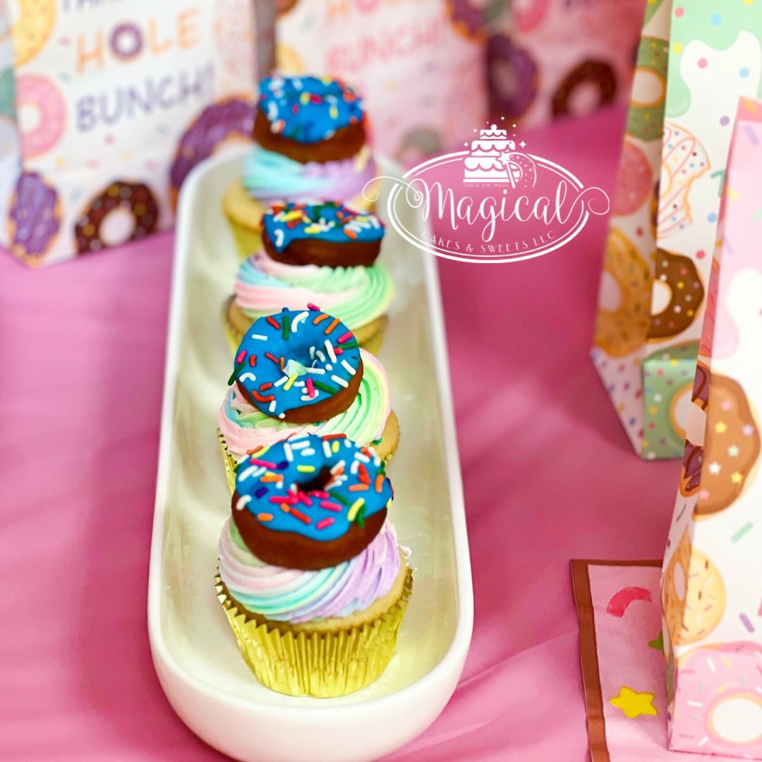 MagicalCakesnSw's tweet photo. Whatโs better than a cupcake? A cupcake with a donut ๐ฉ on top! ๐๐ฅน๐คค๐คค
.
.
#cake #donuts #donuts๐ฉ #yummy #delicious #sweet #cakedecorating #cakedesign #cupcakes #cakeart #fyp #viral #cakeshop #bakery #beautiful #love #happybirthday #birthdaycake #houston #houstoncakes #explore https://t.co/1fjJiHRfXf