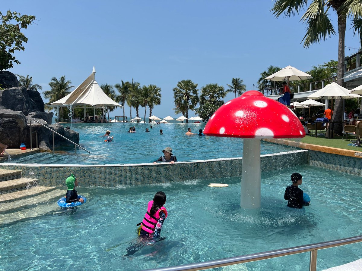 Suwath's tweet photo. เที่ยววันจักรี (@ Mövenpick Siam Hotel Na Jomtien Pattaya in Tambon Na Chom Thian, Chang Wat Chon Buri) https://t.co/pNzv5H1Hb1 https://t.co/1YsSlmVzNJ