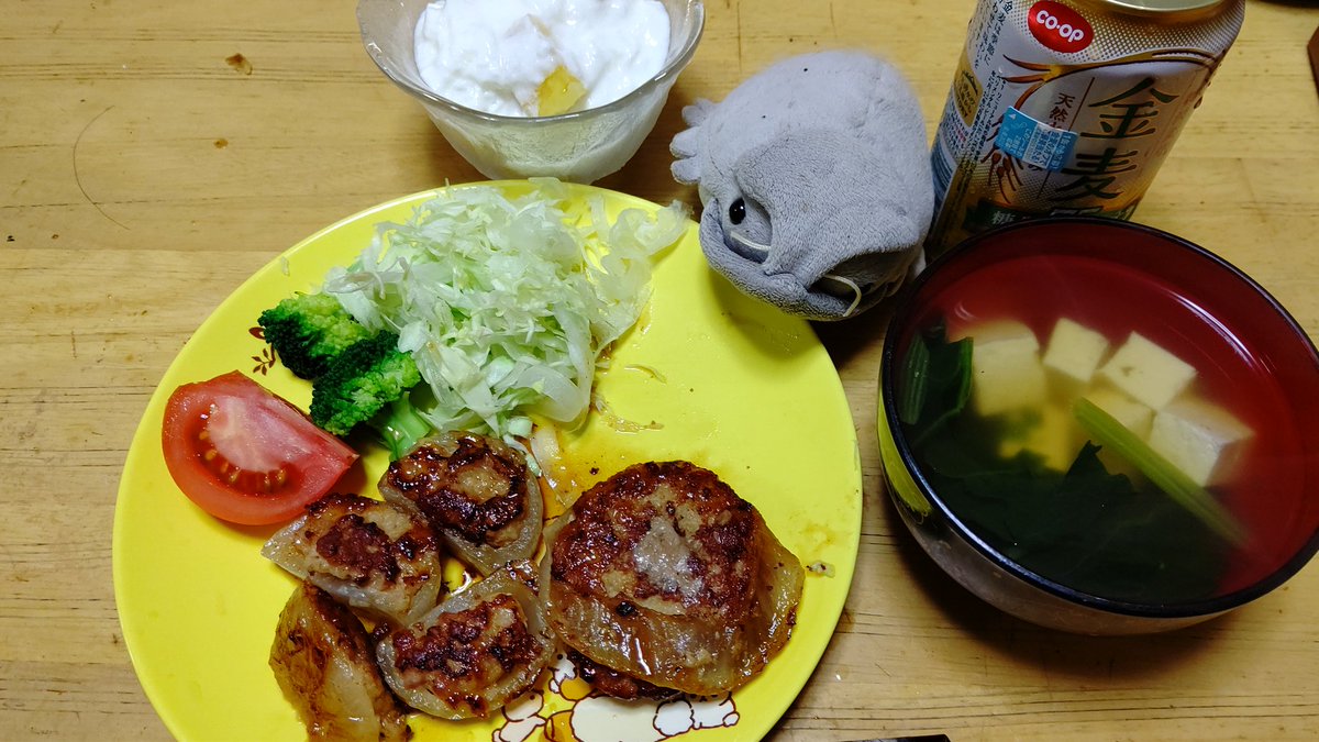 takonabetako's tweet photo. 昨日は結局ベーコンチーズとドライトマト入れたパンを焼いたり新玉ねぎの肉詰め作ったりしてました。
 で、今日はパンのおすそ分け持ってミッドアートさんへ納品へ。
この人達がおで迎えしてくれますよ〜🥰
 #焼きたてパン  #たこままめし  #あみぐるみ  #MidArt https://t.co/AsGiTiozi1