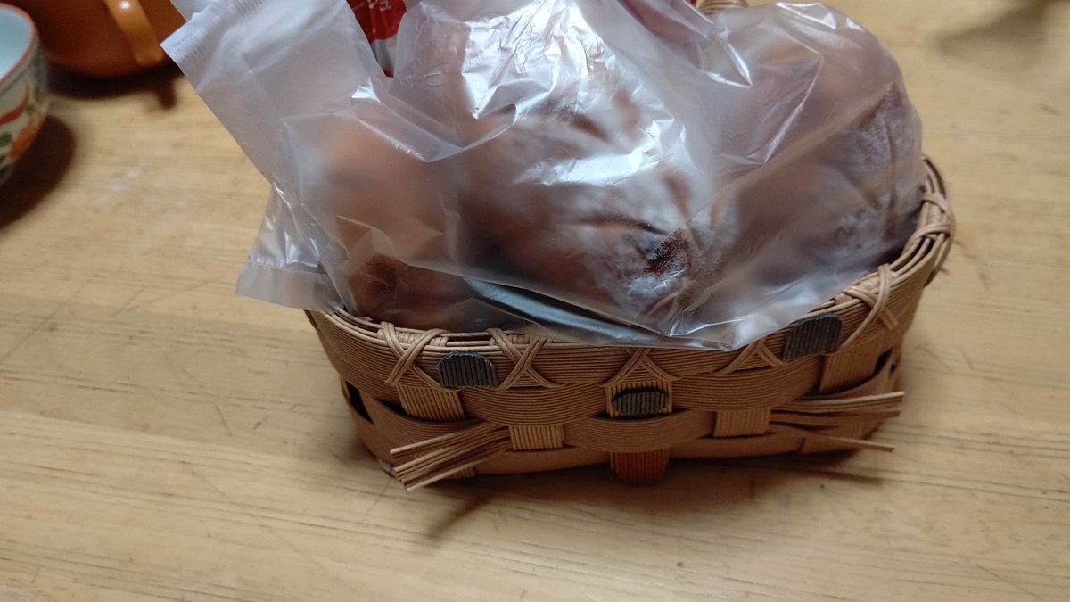 takonabetako's tweet photo. 昨日は結局ベーコンチーズとドライトマト入れたパンを焼いたり新玉ねぎの肉詰め作ったりしてました。
 で、今日はパンのおすそ分け持ってミッドアートさんへ納品へ。
この人達がおで迎えしてくれますよ〜🥰
 #焼きたてパン  #たこままめし  #あみぐるみ  #MidArt https://t.co/AsGiTiozi1