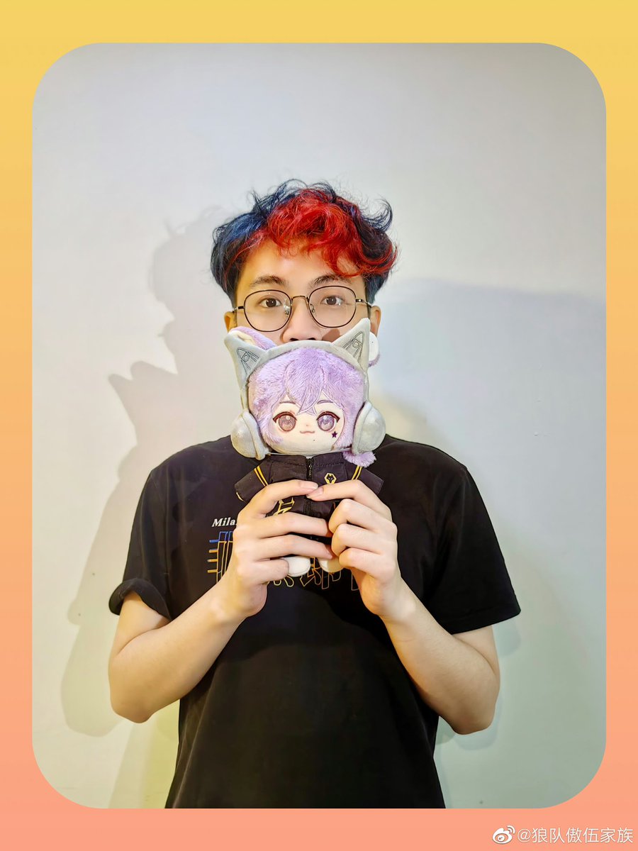 WolvesIDV_Intl's tweet photo. #Wolves_lion with his character doll posted by 狼队傲伍家族 on Weibo 😍💛 https://t.co/RQueO2zTvT