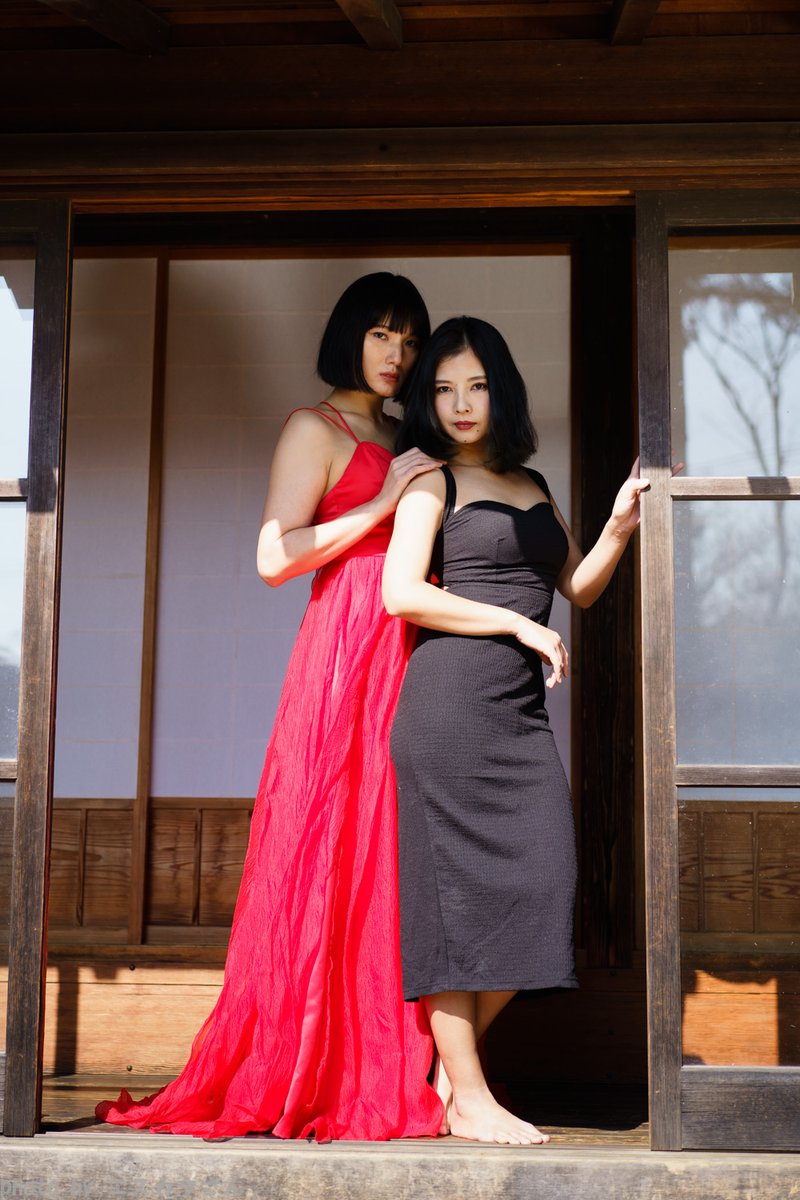 skata_san's tweet photo. 実は #みんなの古民家 であずりな展2023の作品撮りをした時、あずりなファンのYaeさんもご一緒して撮影していました。

先ずはペア撮影からスタートしました。
赤と黒衣装の目力つよつよの二人は存在感が半端なくカッコ良かった！

#portrait #ポートレート写真 https://t.co/EGA5Mxpts6
