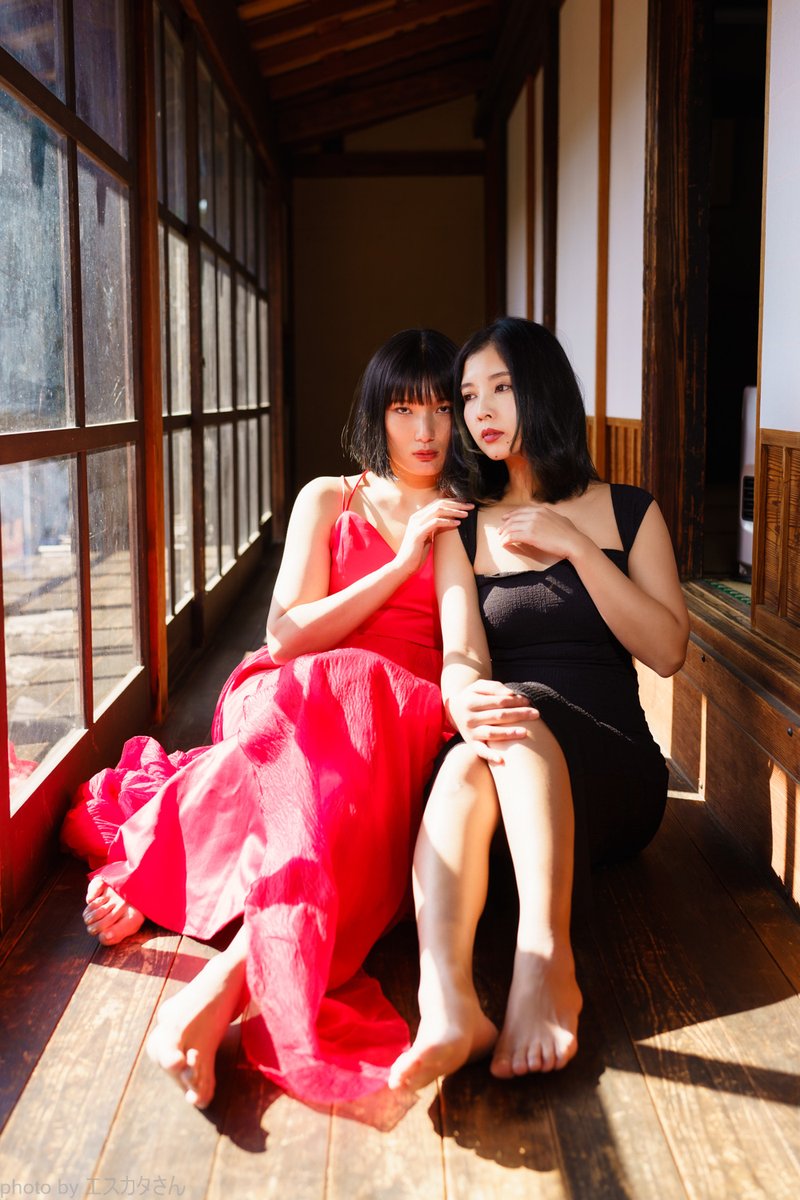 skata_san's tweet photo. 実は #みんなの古民家 であずりな展2023の作品撮りをした時、あずりなファンのYaeさんもご一緒して撮影していました。

先ずはペア撮影からスタートしました。
赤と黒衣装の目力つよつよの二人は存在感が半端なくカッコ良かった！

#portrait #ポートレート写真 https://t.co/EGA5Mxpts6