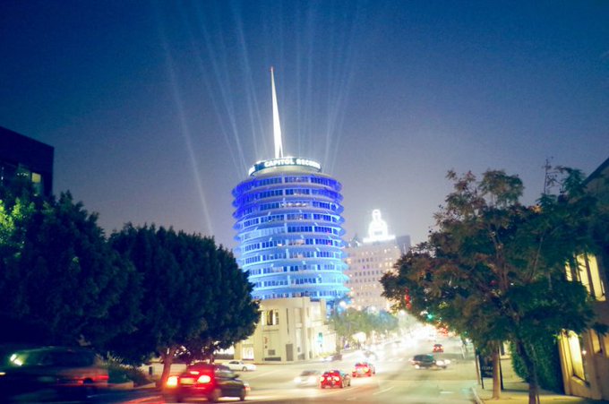 MaxxGhe's tweet photo. L'edificio, piuttosto appariscente, negli anni è diventato un punto di riferimento della città di Los Angeles, con le luci in sommità che lampeggiando fanno apparire la scritta "HOLLYWOOD" in codice Morse.
#CapitolTower (2-Fine) https://t.co/ff2MQI82CD