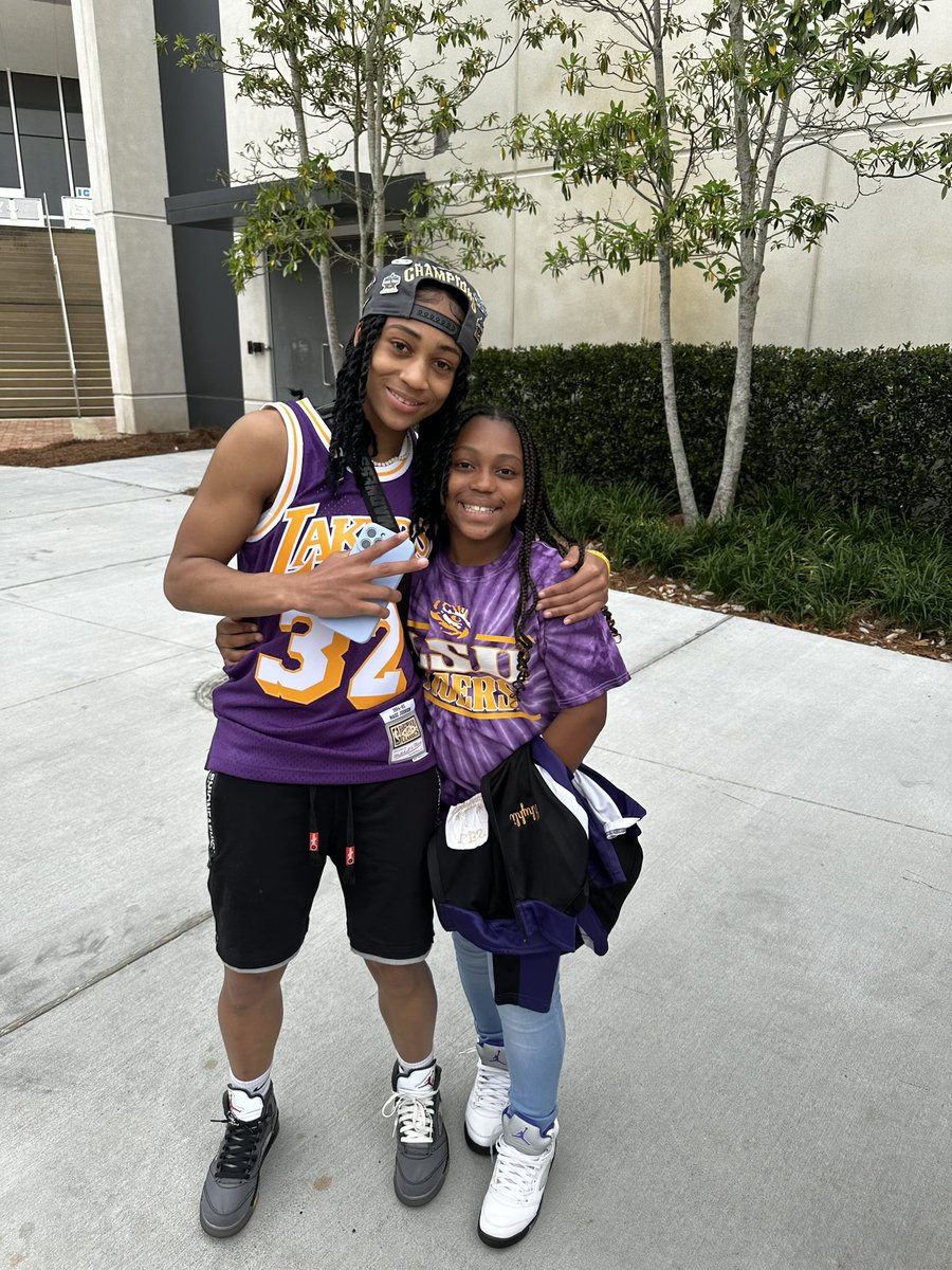 lmalone76's tweet photo. @AlexisMorrisWBB 
Thanks so much for making my daughter 😍smile. You both have the same tennis on just different colors 💜🏀💛🏀💜🏀💛 https://t.co/FSsDn2JOZt