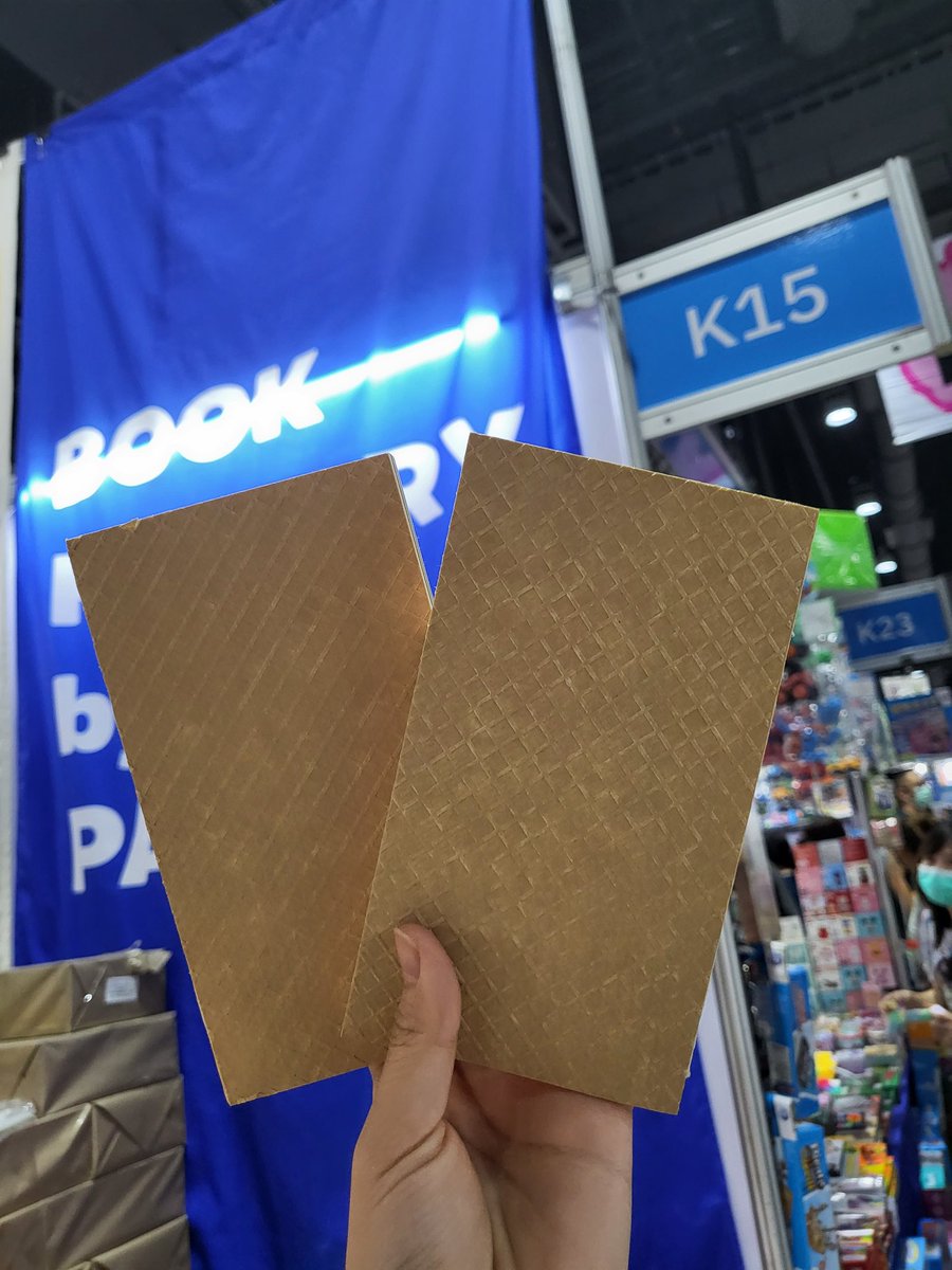 CutieKire's tweet photo. สมุดโน้ตขีดละ 10 บาท ราคายั่วมาก ลายน่ารักเยอะมาก ซื้อคละรวมๆกันราคายังไม่ถึง100เลย ชั้นว้าวมากนะ ไปตำกันค่า บูทK15
**สมุดโน๊ตทรงเวเฟอร์น่ารักมากชั้นงง** #งานหนังส��อ66 https://t.co/vlUatm9I99