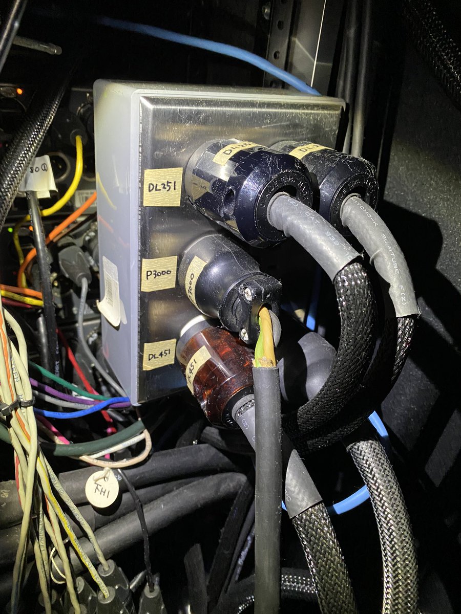 castle1022's tweet photo. 早速 #峰電の #FilterPLUS をディストリビューターに差し込みました!
i/oとLAKEの電源回路に使用。
測定値には視覚的な変化はやはり出ないもんなんですが、明らかに低域の無駄が減り、低音の抜けと、マスキングが緩和されました。
パワーアンプは200Vなので残念ながら導入出来ないのが残念、、 https://t.co/1IOFblO6PJ
