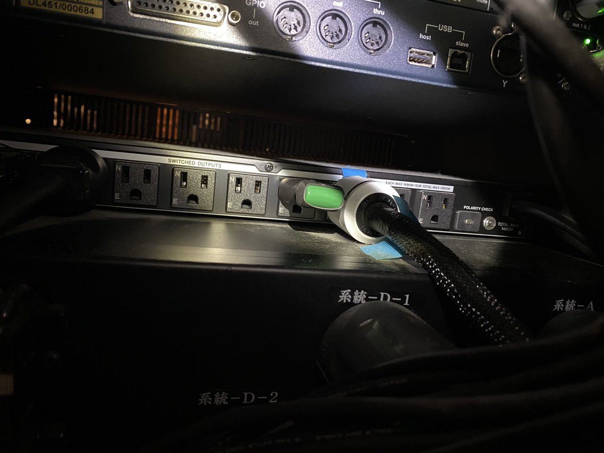 castle1022's tweet photo. 早速 #峰電の #FilterPLUS をディストリビューターに差し込みました!
i/oとLAKEの電源回路に使用。
測定値には視覚的な変化はやはり出ないもんなんですが、明らかに低域の無駄が減り、低音の抜けと、マスキングが緩和されました。
パワーアンプは200Vなので残念ながら導入出来ないのが残念、、 https://t.co/1IOFblO6PJ