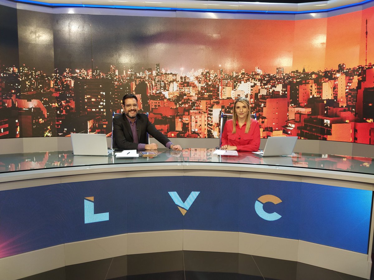 De lunes a viernes de 19 a 21 hs. nos encontramos en #LaVozDeLaCiudad por <a href="/unifetvoficial/">unifetvoficial</a> 
Hay un equipazo de gente trabajando para llevarte el resumen de lo más importante del día 📺🎙️🎥🖋️
Acá en la foto con mi compa de emociones de cada tarde <a href="/nahuelcrescenzo/">Nahuel Crescenzo</a> 🙌🏻