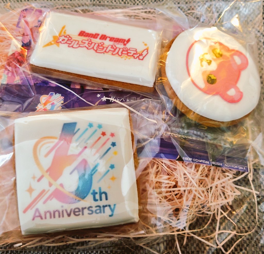 あのマークがついたお祝いに…ついにこちら、頂きます！
ガルパ６周年アニバーサリーのアイシングクッキーを担当様から頂いていたのです！！！！！！

食べるのもったいないけど！お祝いで…！食べる！ https://t.co/UwEXdNj4td