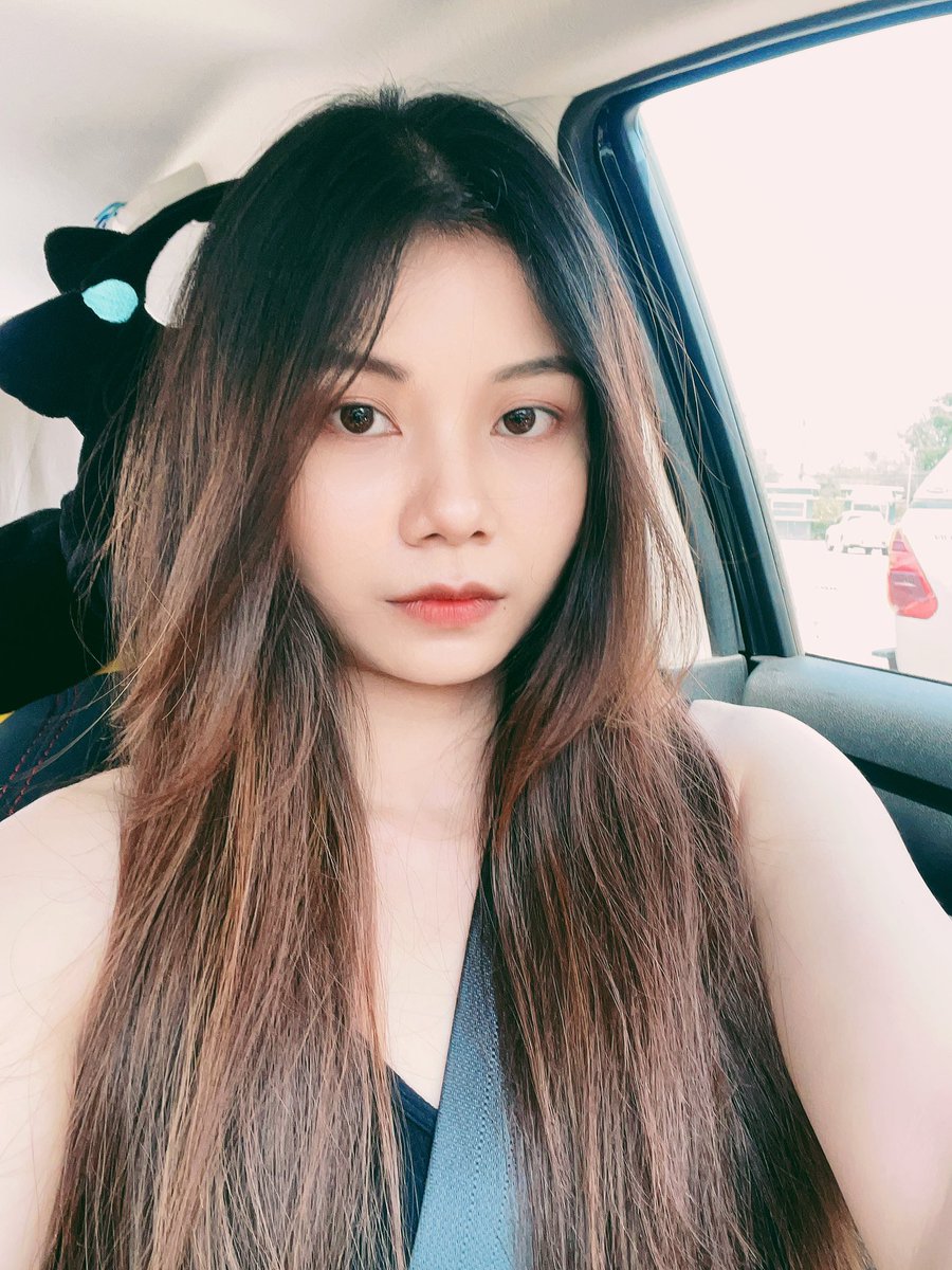 mydenimii's tweet photo. เล่นแต่งตัวเอย ทาเล็บเอย ฟิลเพื่อนสาวสุดๆ #ISeaYou https://t.co/rlnlFZuJyh