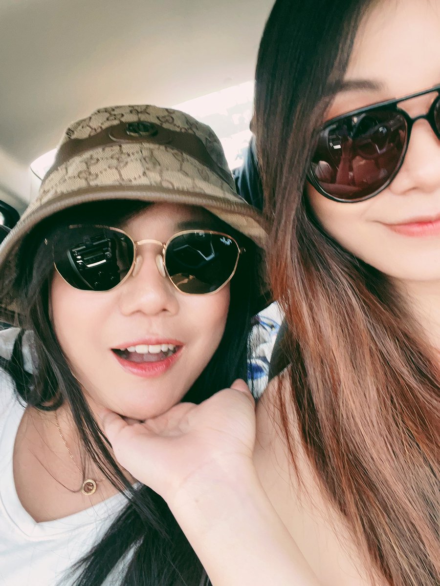 mydenimii's tweet photo. เล่นแต่งตัวเอย ทาเล็บเอย ฟิลเพื่อนสาวสุดๆ #ISeaYou https://t.co/rlnlFZuJyh