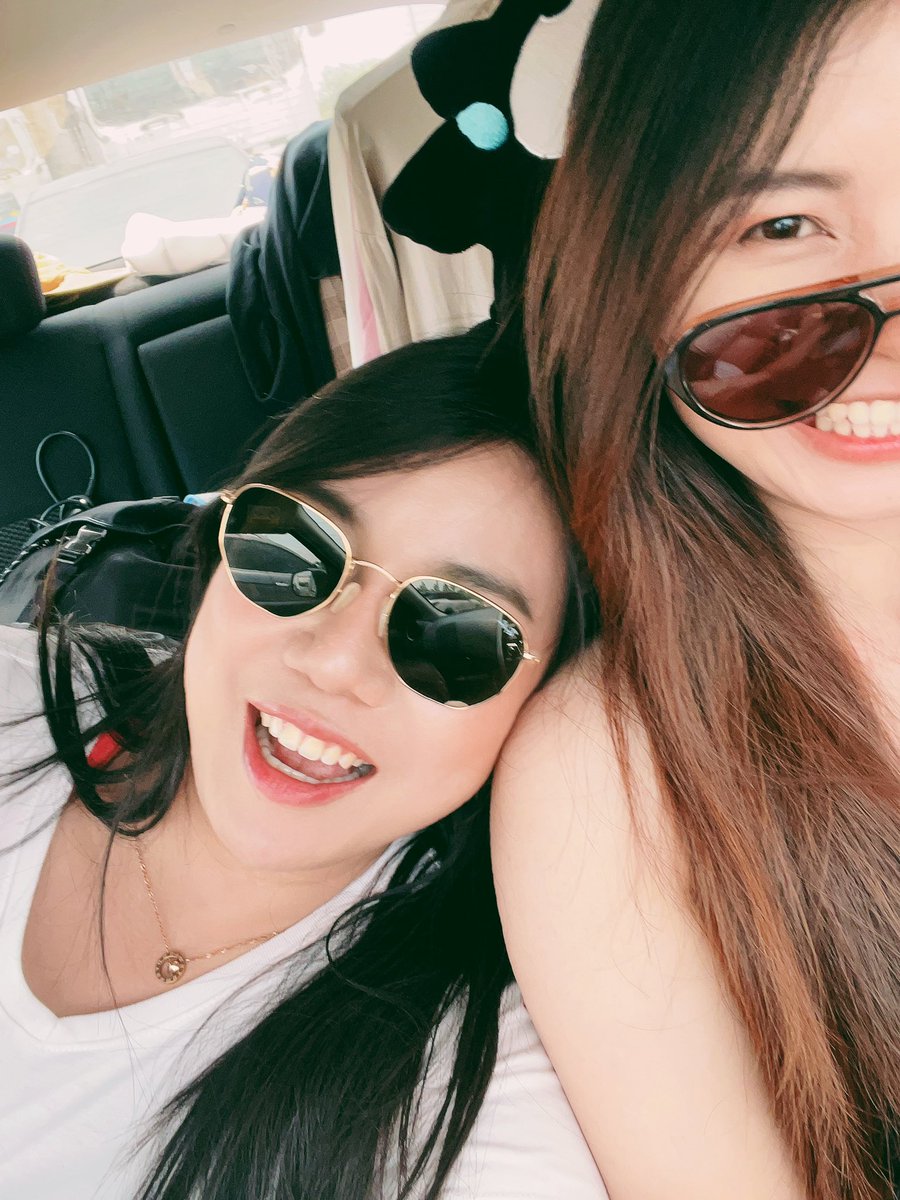 mydenimii's tweet photo. เล่นแต่งตัวเอย ทาเล็บเอย ฟิลเพื่อนสาวสุดๆ #ISeaYou https://t.co/rlnlFZuJyh