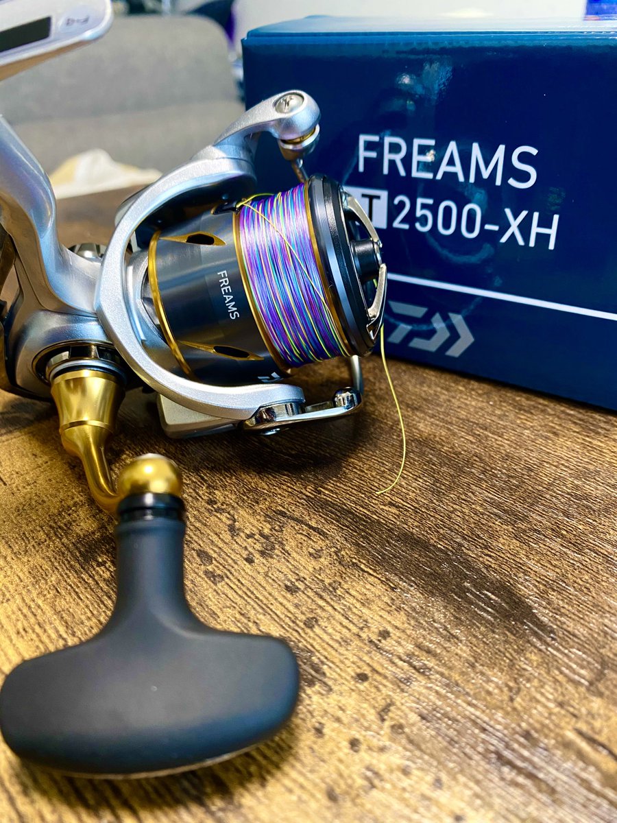 Loffel's tweet photo. 2台目の21フリームスをゲット♪♪
発売日に手に入れた2500-XHがすごく気に入っていたので、最近ハマっているライトゲーム用に2000Sを選びました♪♪
実釣が楽しみ♪♪🎣
#釣り
#アジング
#メバリング
#ダイワ
#21フリームス
#freams
#2500
#2000s https://t.co/r8GKOo6Sc3