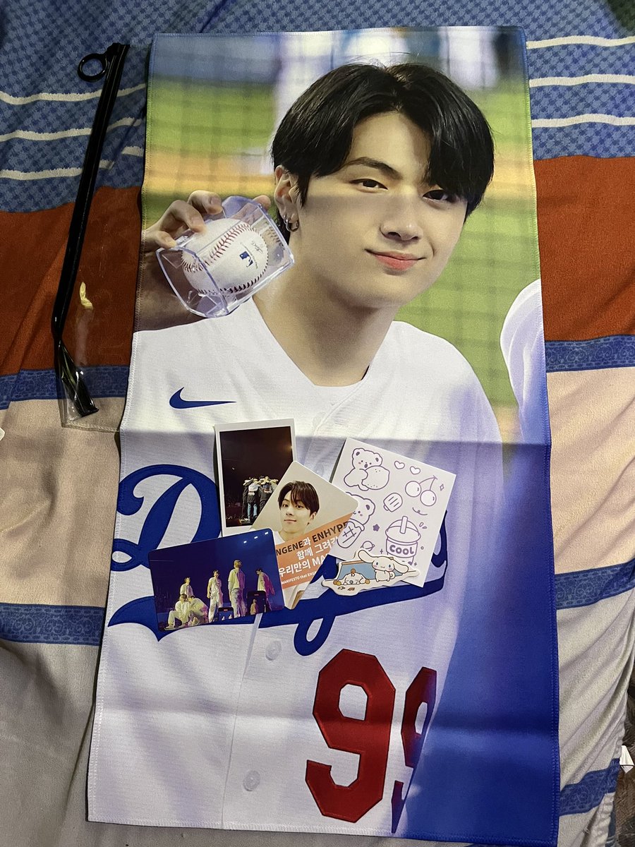 justmeowzz's tweet photo. [#jeahappymails 🌸] 

Grabe naiiyak ako ang pogi saur much!! 😭😭 good quality pa huhueheue thank you so much for this budol @armyowns_cart 🫶🏻 'til next our pasabuy! #armyowns_feedback https://t.co/IHB3QjjNRP