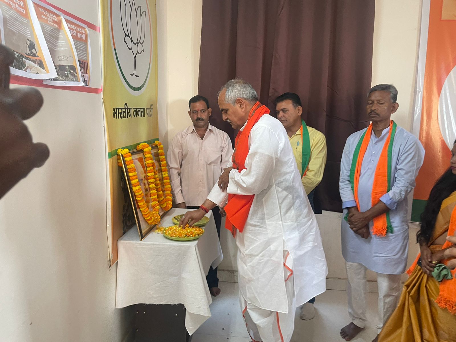 BJP प्रदेश मुख्यालय में मना पार्टी का 44वां स्थापना दिवस, फहराया BJP का झंडा- Party's 44th foundation day celebrated at BJP state headquarters, unfurled BJP flag