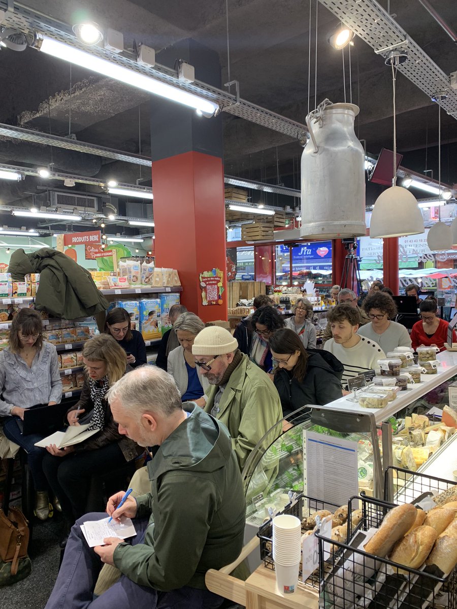 Aujourd’hui nous avons le plaisir de recevoir les journalistes dans notre nouveau concept rue d’Aligre, très orienté consommateur pour parler bilan 2022 et stratégie 2023 #confannuelle #naturalia2023 #lafermeparisienne #bio