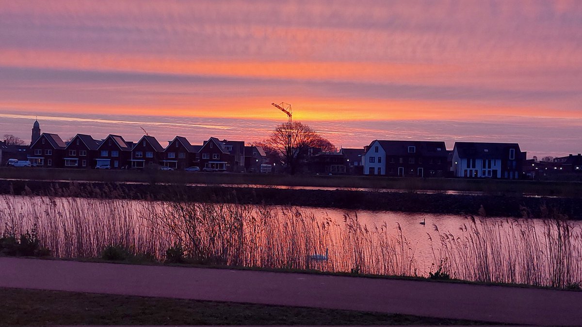 rolffinders's tweet image. Goedemorgen #Breda. Vroeg opstaan doet soms pijn, maar als ik dan naar buiten kijk, is dit (en de stilte) heerlijk genieten. #lucht #hemels #natuur