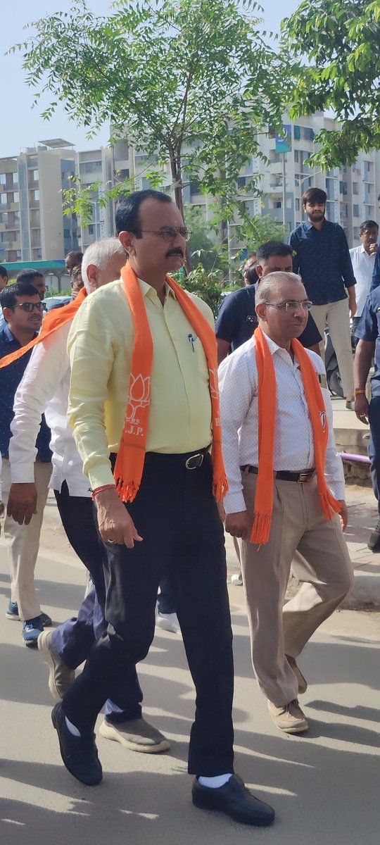 DRVISHNUBHAI's tweet photo. આપ સૌને ભાજપ સ્થાપના દિવસ ની ખૂબ ખૂબ શુભેચ્છાઓ. 🙏
ભાજપ સ્થાપના દિવસ પર ધ્વજારોહણ કાર્યક્રમ માં વસ્ત્રાલ વોર્ડ - વટવા વિધાનસભા માં પૂર્વ ગૃહમંત્રી મા @PradipsinhGuj  ધારાસભ્ય મા @babusinhbjp, વોર્ડપ્રમુખ જીતુભાઈ પટેલ, કાઉન્સિલર શ્રીઓ અને સંગઠનના સૌ કાર્યકર્તાઓ સાથે. https://t.co/FQTvECpOqK