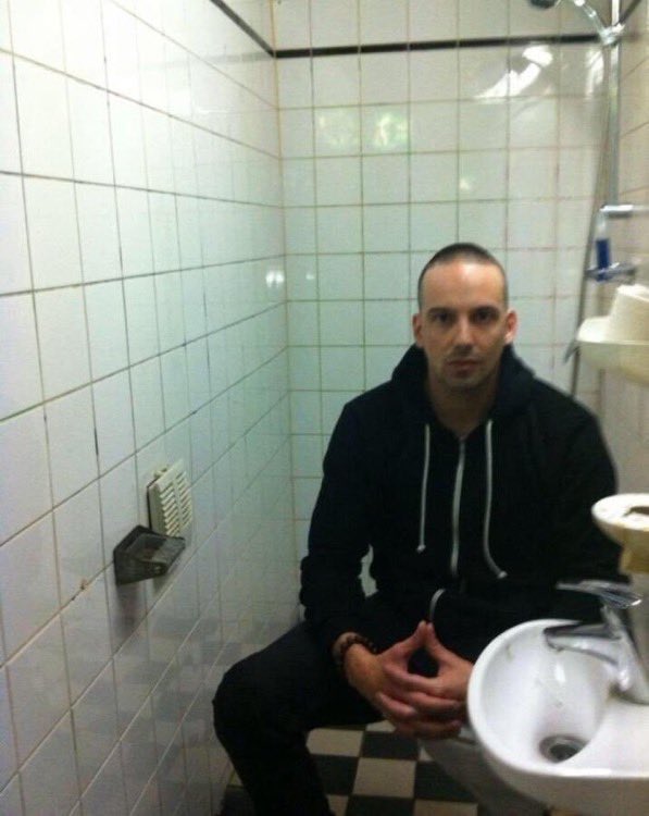 wie ich die letzten 30min auf toilette chille bis endlich feierabend