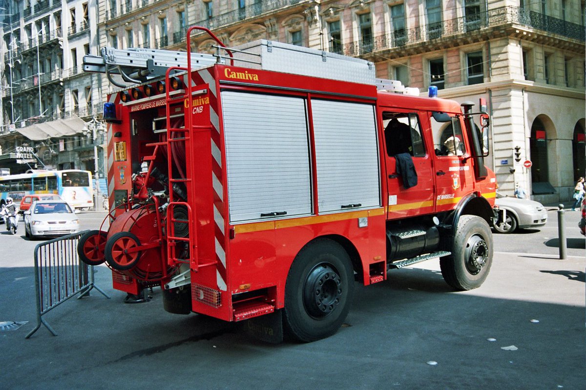 teambestioles's tweet photo. #Jeudibestioles
Direction @marseille et ses @MarinsPompiers 🇲🇫⚓️ avec ce #FPTL HR doté de 4 roues directrices.
Châssis @MBFRANCE_ Unimog 1650 double cabine 🚒 carrossé par @MCamiva.
DN 70 avant pour faciliter l'alim. dans les rues étroites du vieux Marseille.
Postes SLZ et CNB. https://t.co/jv1y1DAXPs