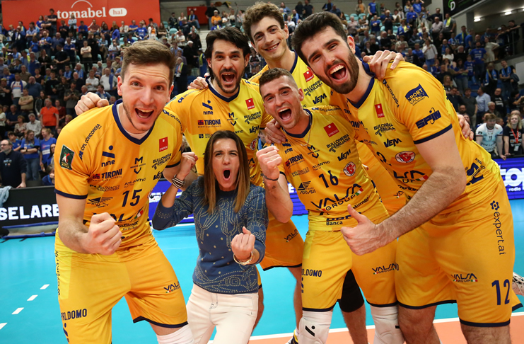 thevolleynews's tweet photo. Giulia Gabana: "Ai ragazzi ho spiegato il significato della parola impresa" (VIDEO)
https://t.co/8un7bMDzO2

#VolleyNews #AndreaGiani #CEVCupMaschile #GiuliaGabana #ModenaVolley https://t.co/O412T2y4ZY