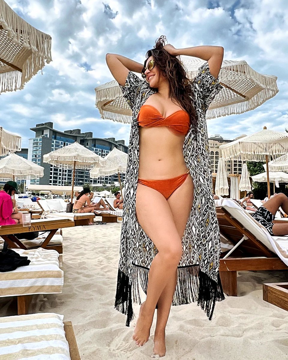 Ohh How much I miss Dubai.... Comment your favourite city where you last traveled?
.
.
.
#travelphotography #dubai #fashionable #strong #woman #shamasikander