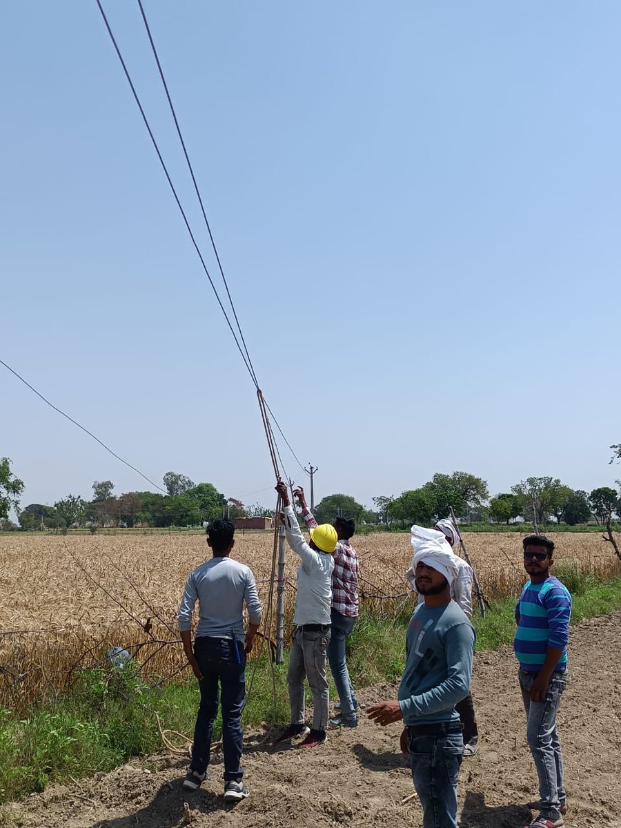 dvvnlmainpuri's tweet photo. उपखंड अधिकारी महोदय किशनी रजत शुक्ला जी के निर्देशानुसार फसलो की सुरक्षा के मद्देनजर उपकेन्द्र शमशेरगंज के अंतर्गत परतापुर कृषि फीडर पर लाइन को टाइट किया जा रहा है। @dvvnlhq @mduppcl @UPPCLLKO @EMofficeUP @MDDVVNL https://t.co/aGjZ79Q182