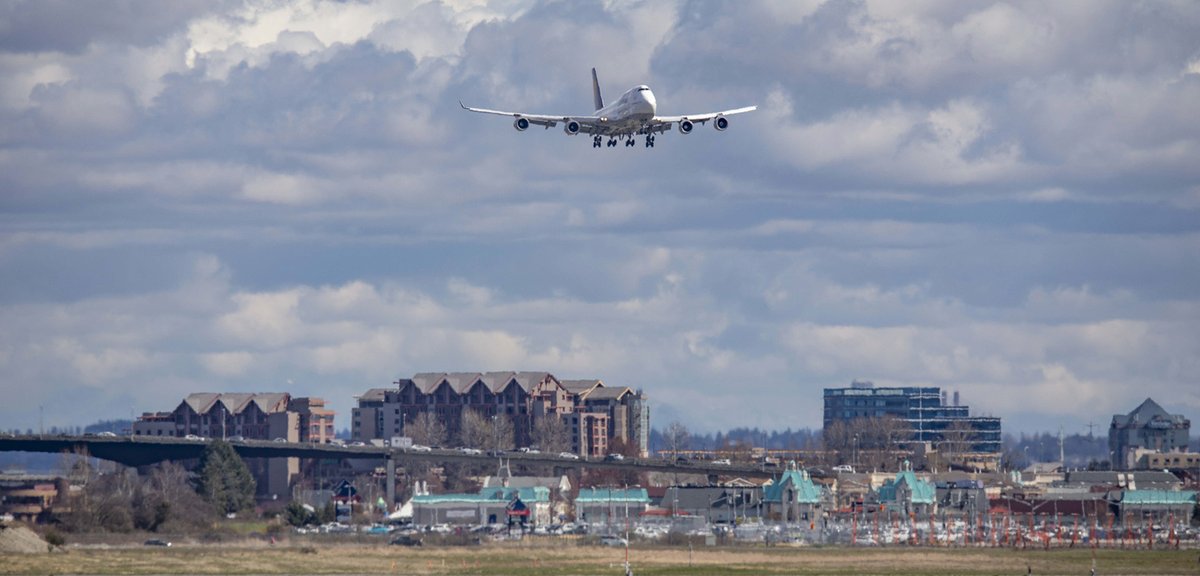 Kent_YVR's tweet photo. A little bit of heat haze, but the subject matter 😎 @lufthansa @BoeingAirplanes  #747 arrival @yvrairport. #yvrspotters #avgeek #Vancouver #DABVU #QOTS https://t.co/gboYoPnp00
