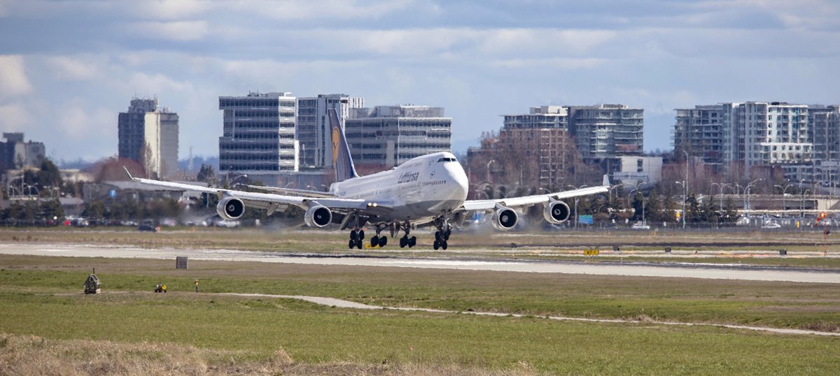 Kent_YVR's tweet photo. A little bit of heat haze, but the subject matter 😎 @lufthansa @BoeingAirplanes  #747 arrival @yvrairport. #yvrspotters #avgeek #Vancouver #DABVU #QOTS https://t.co/gboYoPnp00