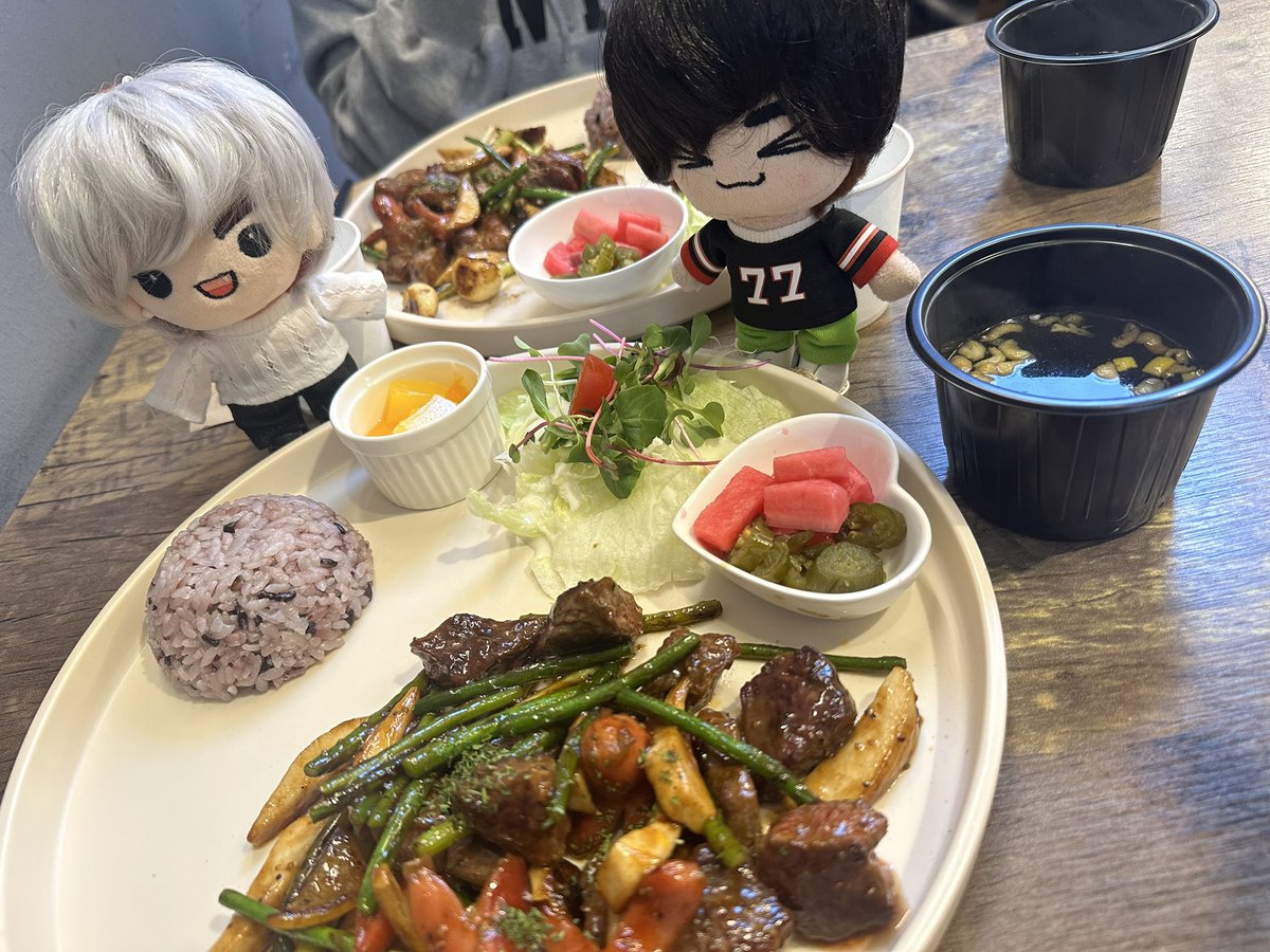 karakatemt's tweet photo. ถึงแว้ว อร่อยอย่างที่เค้าว่าจริงๆ 🍑🐰🐜💚 
#karakatemjinseoul #karakatemjinbusan #steakbox #yugyeom https://t.co/iqBij1TTPJ