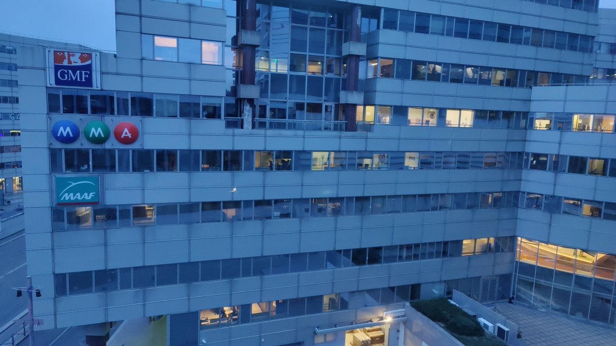 thomasgrimaldi's tweet photo. @MAAFAssurances @GMF_assurances @MMAssurances Montparnasse, les lumières de vos bâtiments sont restés allumé toute la nuit. Pas top l'effort de sobriété énergétique... https://t.co/Rj5V7Zk2H7