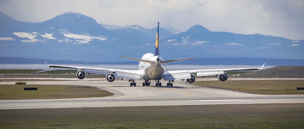 Kent_YVR's tweet photo. A little bit of heat haze, but the subject matter 😎 @lufthansa @BoeingAirplanes  #747 arrival @yvrairport. #yvrspotters #avgeek #Vancouver #DABVU #QOTS https://t.co/gboYoPnp00