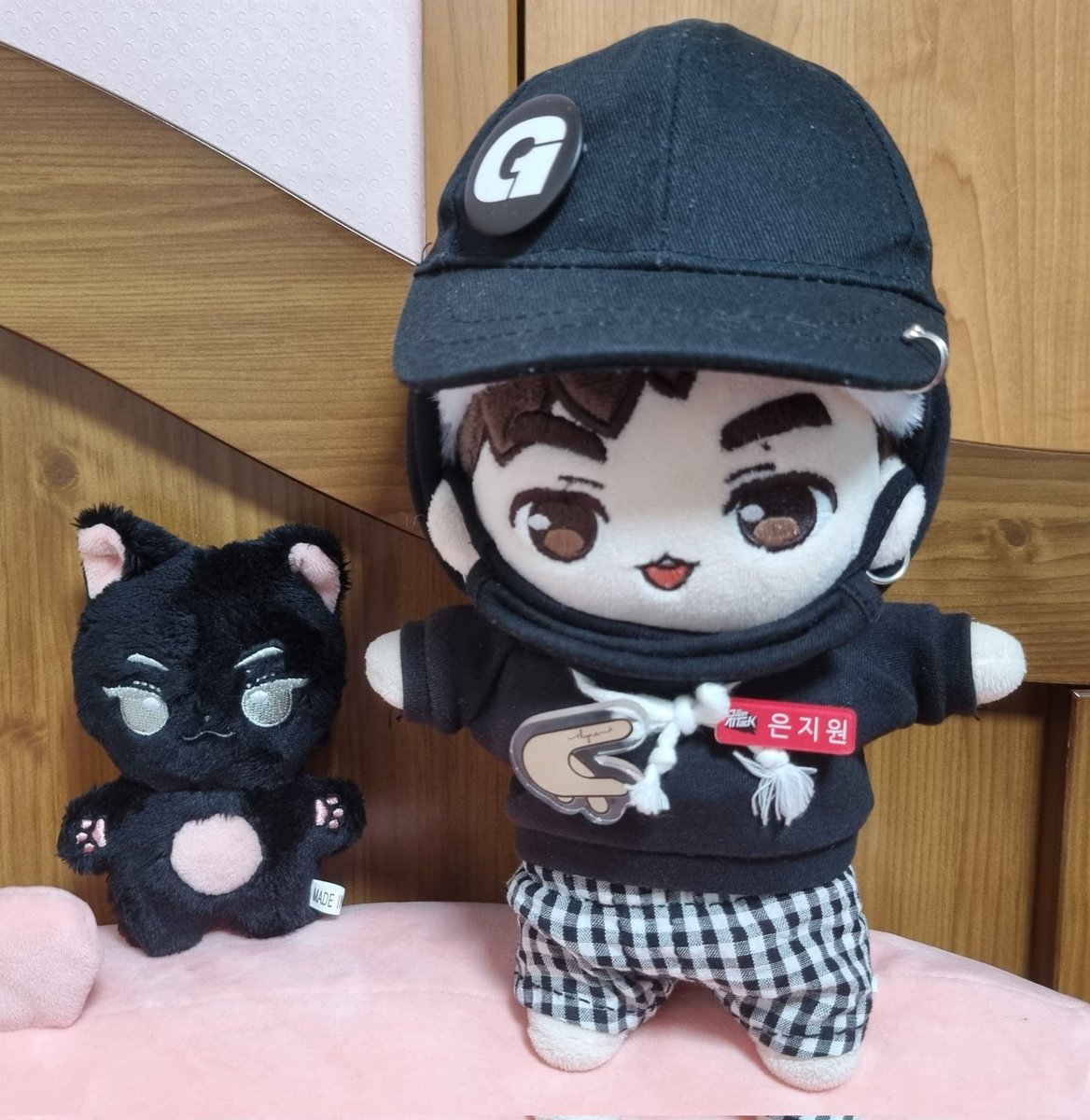 <a href="/_jjinyang/">찌냥이</a>
은꽃찌 드디어 찌냥이 입양완료했습니당❤️❤️  
진짜 쪼매나코 귀여워ㅜㅜㅜㅜ 특별히 선착순 이벤트로 찌냥이 키링까지 받아서 더 햅삐해용ㅎㅎ 입양증에 특전들까지 다 예쁘고 정성가득 갬동😭 찌냥이 진행하시느라 정말정말 수고 많으셨고 감사합니당!! 꼬젼이랑 같이 잘 데리고살께용🥰