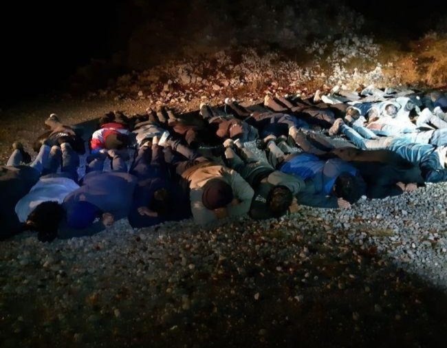 BerntKoschuh's tweet photo. Nachrichten und Fotos aus einer WhatsApp-Gruppe der kroatischen Polizei scheinen der erste schriftliche Beweis zu sein für die systematische, illegale Praxis von Push-Backs - aus dem Landesinneren von Kroatien zurück über die bosnische Grenze. 
https://t.co/xc3dclbOjS https://t.co/A3oGxxLja3