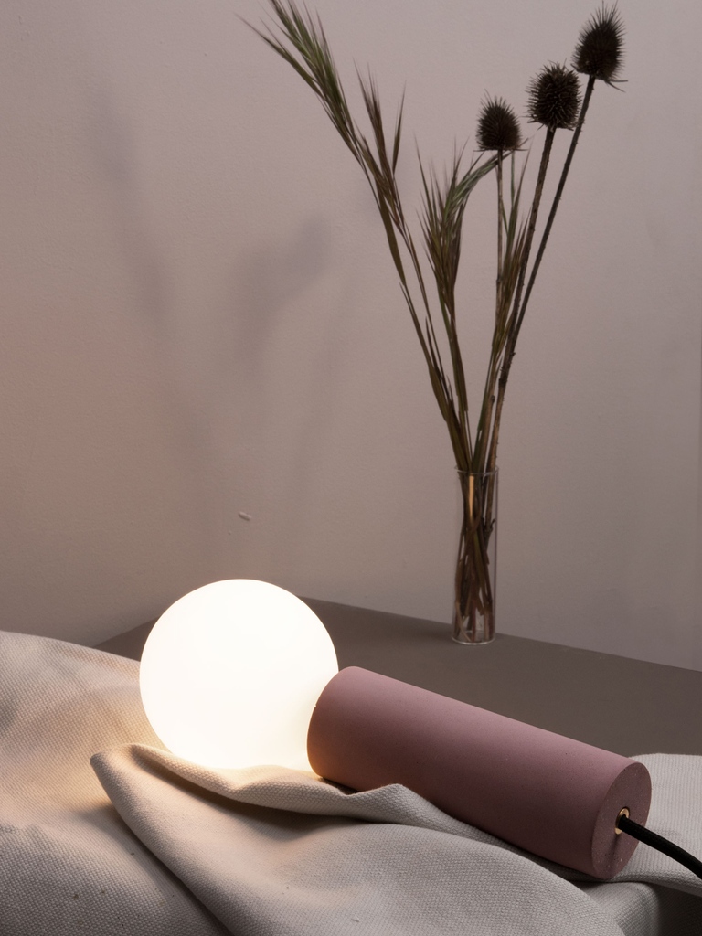 MesmerizeD_it's tweet image. Ila Pendant Lamp by Plato.

Ila revisits the most evocative of industrial lamps, transforming it into a refined hanging light, where its minimalist aesthetics meet the handcrafted character of colored concrete.

Visit: mesmerized.it/products/ila-p…

#pendantlamp #lightingdesign