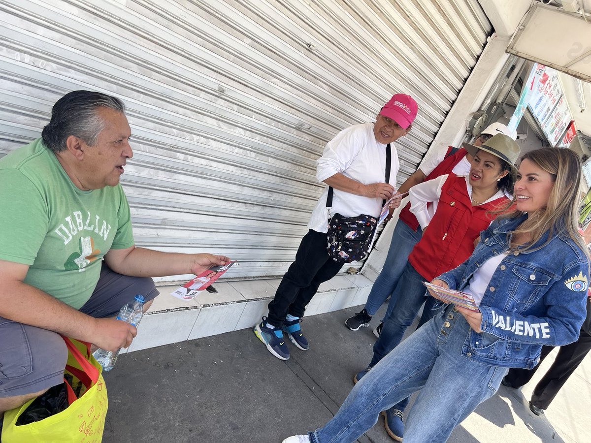 Sol_EnriquezC's tweet photo. Hoy estuvimos compartiendo la propuesta de nuestra candidata @AlejandraDMV junto con nuestra diputada federal @LauraBarreraF vamos recorriendo las calles, tomando acción y tocando corazones❤️✨únete a la #RutaDeLaReconciliación #AleGobernadora #Edomex https://t.co/TYpKGMlHYK