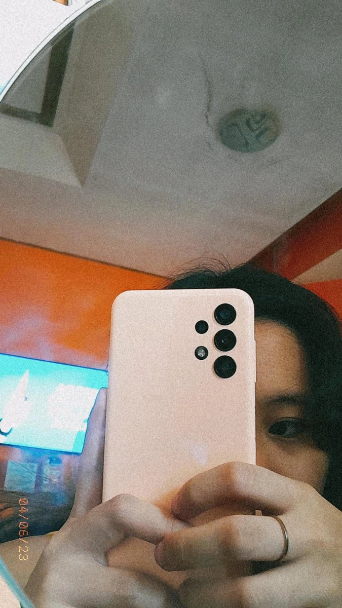 strawberriane_'s tweet photo. yiee new phone https://t.co/drek61oLPP