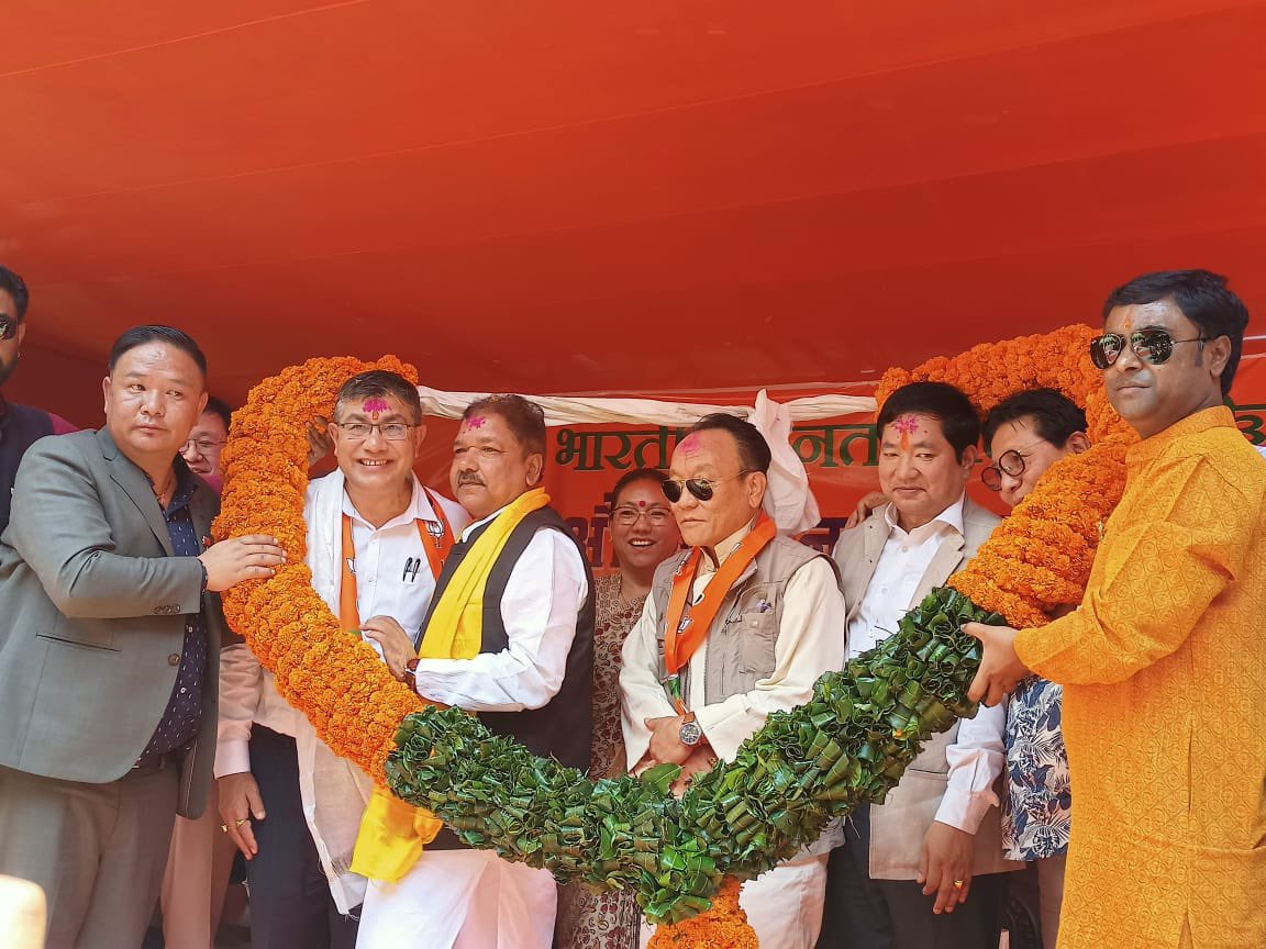 FastSikkim's tweet photo. The Sikkim BJP marks its 44th anniversary at Majhigoan in Rangpo.SIBLAC convener Tseten Täshi Bhutia is seen with Sikkim incharge Dr Dilip Jaiswal and state President DR Thapa.

Report by Suman Dhakal For FFS. https://t.co/XU44QoyvD3